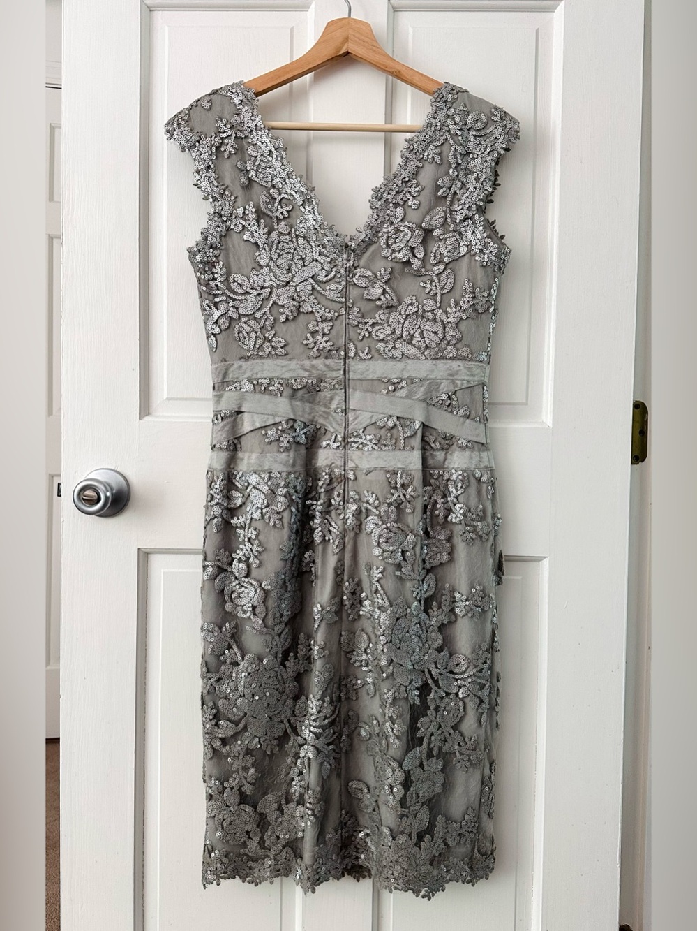 Tadashi Shoji Paillette Sequin Lace Banded Cocktail Sheath Dress Silver Size 6 - Picture 4 of 13